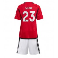 Camiseta Manchester United Luke Shaw #23 Primera Equipación Replica 2023-24 para niños mangas cortas (+ Pantalones cortos)